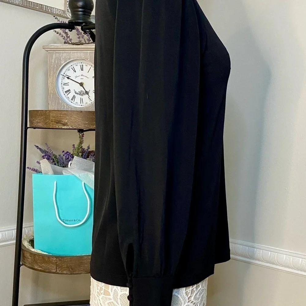 🌸CLEARANCE - Tahari Blouse - C4🖤